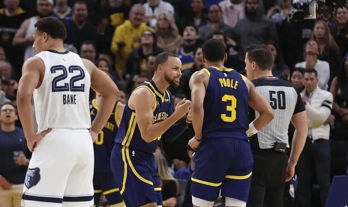 库里腿筋不适离场，勇士三将闪耀！巴特勒希尔德等力挽狂澜