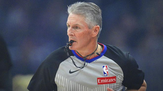 NBA 裁判斯科特·福斯特七周后复出执法掘金与雷霆第二场比赛