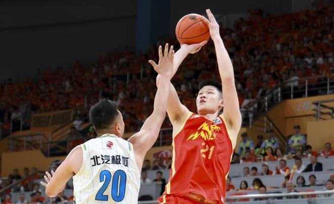 CBA总决赛激战正酣1-1平，首钢队凭客场一胜获主场优势