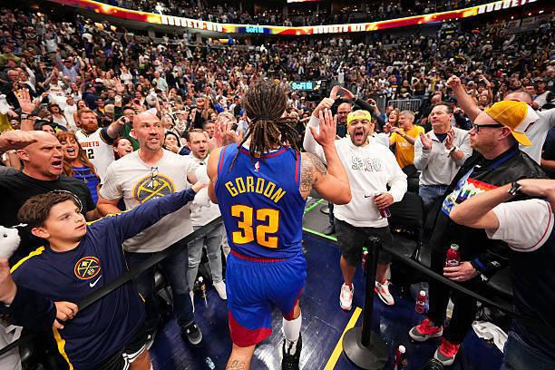 NBA西部半决赛G3：掘金主场险胜雷霆，阿隆-戈登表现出色