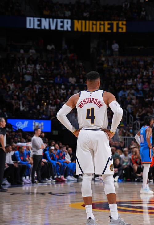 NBA西部半决赛G3：掘金主场险胜雷霆，威少表现亮点与不足并存