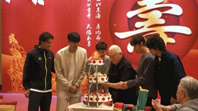 2025 年 5 月 11 日提前庆生，年维泗感动落泪，足球传承暖人心