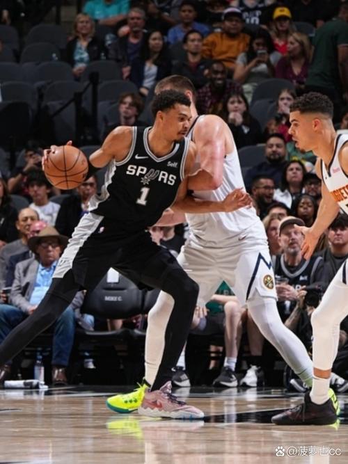 NBA 季后赛西部半决赛 G3：森林狼与勇士激战，比分紧咬难解难分