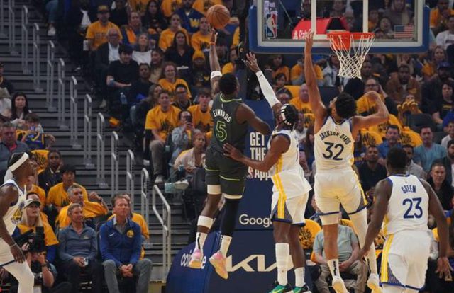 5月11日NBA季后赛西部焦点战：森林狼险胜勇士改写大比分